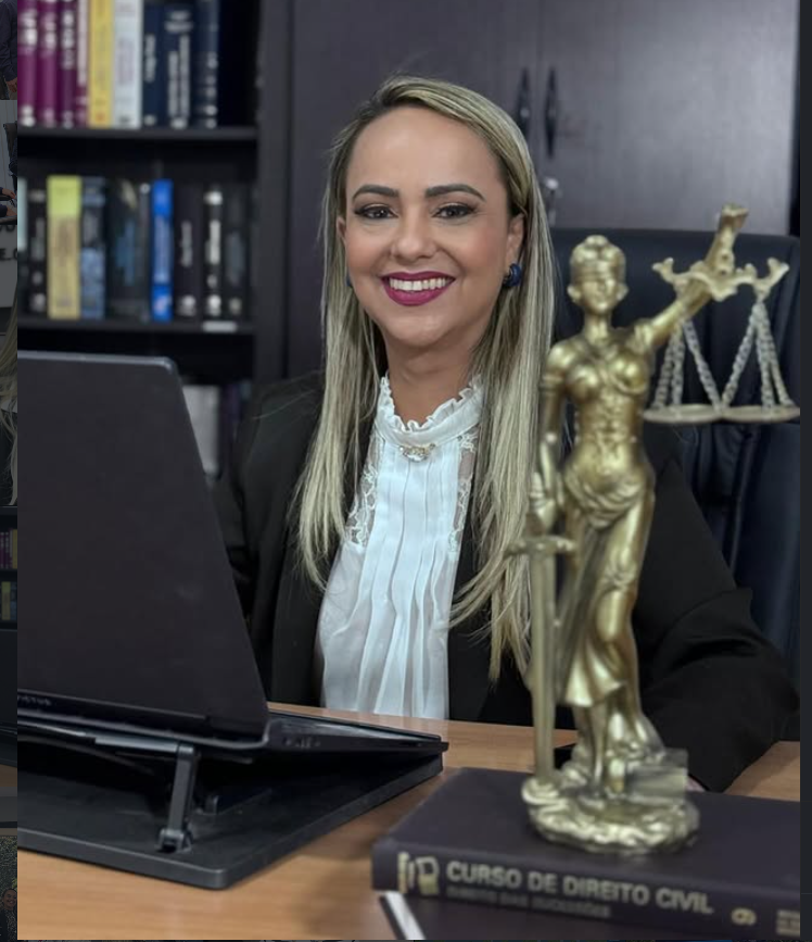 Viviane Netto em seu escritório de advocacia